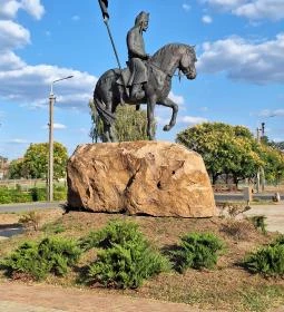 Örkény vitéz szobra