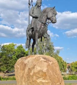 Örkény vitéz szobra