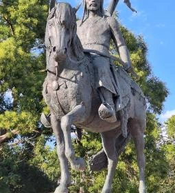 Örkény vitéz szobra