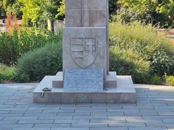 Országzászló-emlékmű Pápa