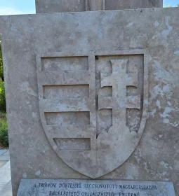 Országzászló-emlékmű