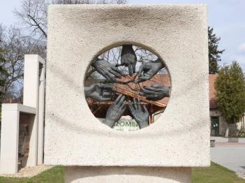 Összetartozás emlékmű Piliscsaba