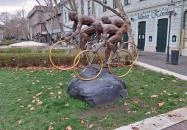 Ötkarikás szobor Békéscsaba