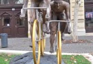 Ötkarikás szobor Békéscsaba