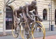 Ötkarikás szobor Békéscsaba