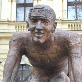 Ötkarikás szobor Békéscsaba - Egyéb