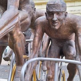 Ötkarikás szobor Békéscsaba - Egyéb