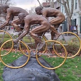 Ötkarikás szobor Békéscsaba - Külső kép