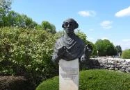 Öveges József mellszobra Tata
