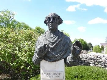 Öveges József mellszobra Tata