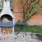 Pacsirta Apartman Gyula - Medence/kert