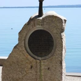 A Pajtás hajó áldozatainak emlékműve Balatonfüred - Külső kép