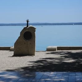A Pajtás hajó áldozatainak emlékműve Balatonfüred - Külső kép