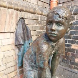 Pál utcai fiúk szobra Budapest - Külső kép