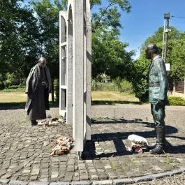 Pallavicini-Pálinkás és Mindszenty emlékmű Rétság - Külső kép