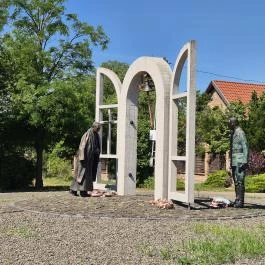 Pallavicini-Pálinkás és Mindszenty emlékmű Rétság - Külső kép