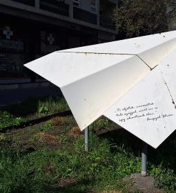 Papírrepülő szobor