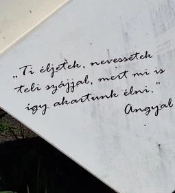 Papírrepülő szobor