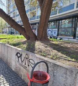 Papírrepülő szobor