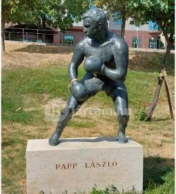 Papp László szobor