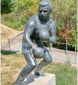 Papp László szobor