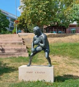 Papp László szobor