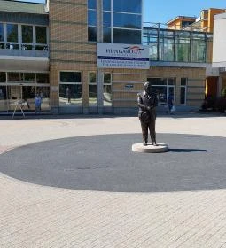  Pávai-Vajna Ferenc szobra