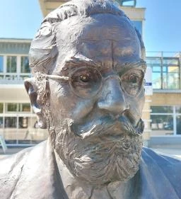  Pávai-Vajna Ferenc szobra