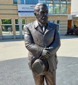  Pávai-Vajna Ferenc szobra