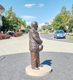  Pávai-Vajna Ferenc szobra