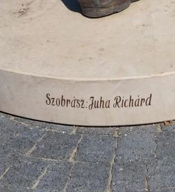  Pávai-Vajna Ferenc szobra