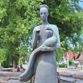 Pávás lány Sülysáp - Egyéb