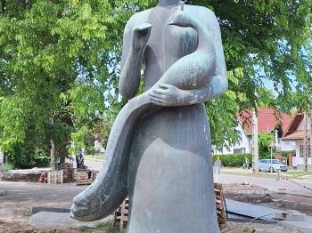 Pávás lány Sülysáp