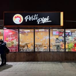 Pesti Pipi - Stadionok Budapest - Külső kép