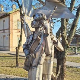 Pesti srácok szobor Maglód - Külső kép