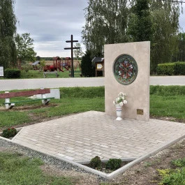 Petőfi-emlék Iván - Külső kép