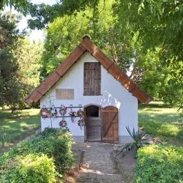 Petőfi Sándor Emlékméhes, Kölesd - Borjád - Külső kép