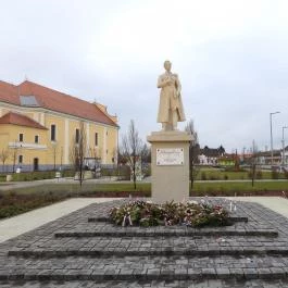 Petőfi-szobor Kiskunmajsa - Külső kép