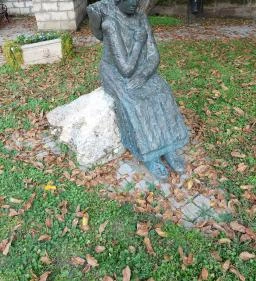 Pihenő asszony kecskével