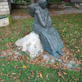 Pihenő asszony kecskével Törökbálint - Külső kép