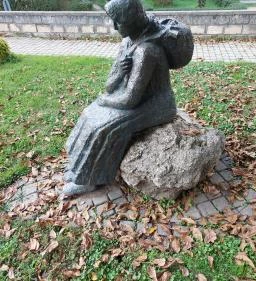 Pihenő asszony kecskével