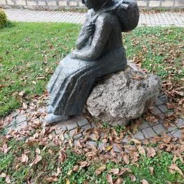 Pihenő asszony kecskével Törökbálint - Külső kép