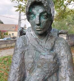 Pihenő asszony kecskével