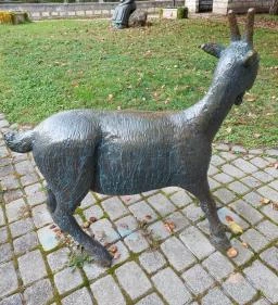 Pihenő asszony kecskével