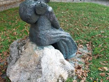 Pihenő asszony kecskével Törökbálint