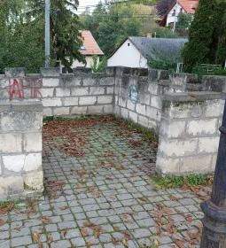 Pihenő asszony kecskével