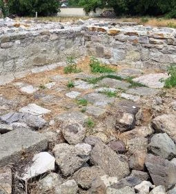 Bencés kolostor romjai