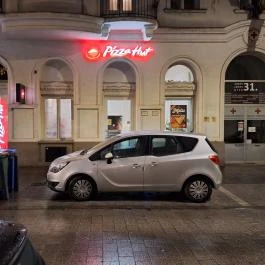 Pizza Hut - Arany János utca Budapest - Külső kép