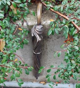 Plank Antal: Esernyő miniszobor