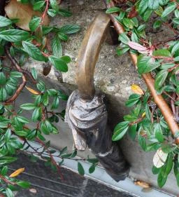 Plank Antal: Esernyő miniszobor